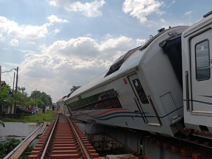 Kereta purwojaya anjlok Kereta purwojaya anjlok