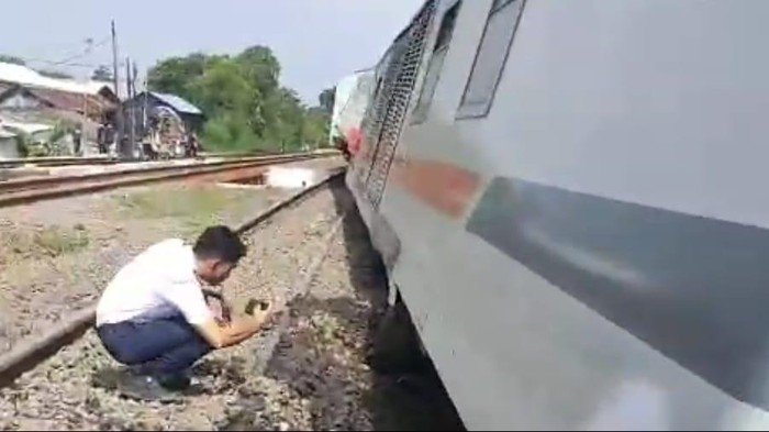 Kereta purwojaya anjlok Kereta purwojaya anjlok