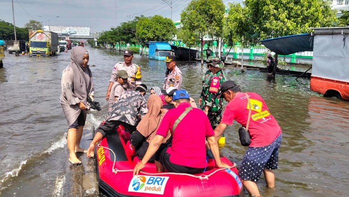 Kondisi banjir di depan RSI Sultan Agung Semarang, Jalan Kaligawe Raya, Kecamatan Genuk, Sabtu (25/10/2025) siang. Kondisi banjir di depan RSI Sultan Agung Semarang, Jalan Kaligawe Raya, Kecamatan Genuk, Sabtu (25/10/2025) siang.