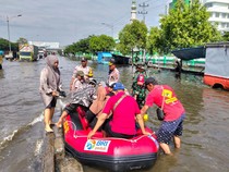 Banjir depan RSI Sultan Agung Semarang Capai 80 Cm, Banyak Truk Mogok