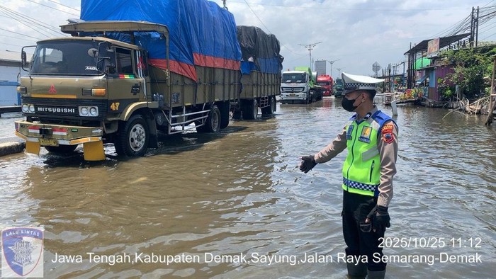 Kondisi Banjir di Jalan Raya Demak-Semarang, Kecamatan Sayung, Kabupaten Demak, Sabtu (25/10/2025) siang.