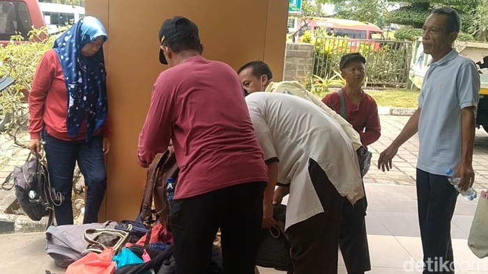 Korban laka bus dievakuasi ke RS Siaga Medika Pemalang, Sabtu (25/10/2025). Korban laka bus dievakuasi ke RS Siaga Medika Pemalang, Sabtu (25/10/2025).