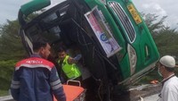 Bus Wisata Terguling di Tol Pemalang, 4 Orang Tewas dan 13 Luka Bus Wisata Terguling di Tol Pemalang, 4 Orang Tewas dan 13 Luka