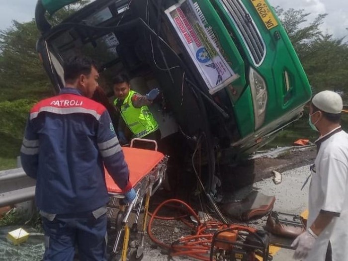 Laka di Pemalang Penampakan bus pariwisata yang oleng dan terguling di Gerbang Tol Pemalang, Sabtu (25/10/2025).