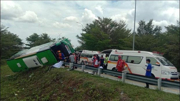 Laka di Pemalang Penampakan bus pariwisata yang oleng dan terguling di Gerbang Tol Pemalang, Sabtu (25/10/2025).