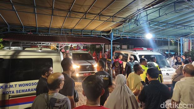 Laka di Pemalang Suasana di Kelurahan Bendan Ngisor, Kecamatan Gajahmungkur, Semarang, saat empat jenazah korban kecelakaan maut di Tol Pemalang tiba, Sabtu (25/10/2025).