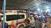 4 Jenazah Korban Bus Terguling di Tol Pemalang Tiba di Semarang 4 Jenazah Korban Bus Terguling di Tol Pemalang Tiba di Semarang