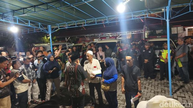 Laka di Pemalang Suasana di Kelurahan Bendan Ngisor, Kecamatan Gajahmungkur, Semarang, saat empat jenazah korban kecelakaan maut di Tol Pemalang tiba, Sabtu (25/10/2025).