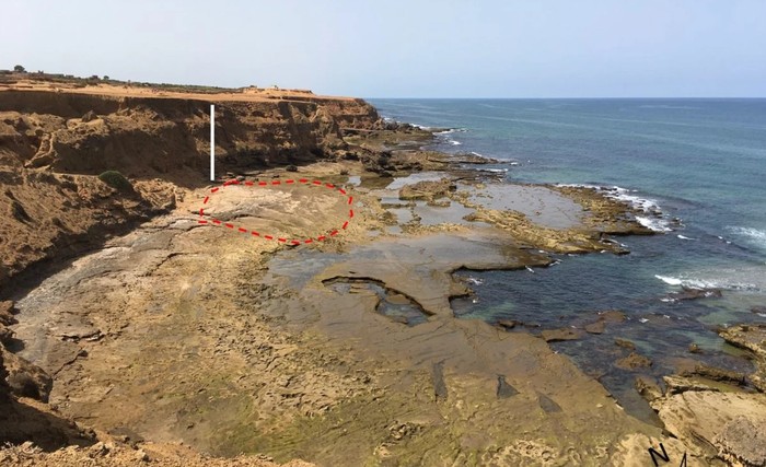Lokasi jejak kaki manusia purba di pantai Marako. Lokasi jejak kaki manusia purba di pantai Marako dari 90.000 tahun lalu.