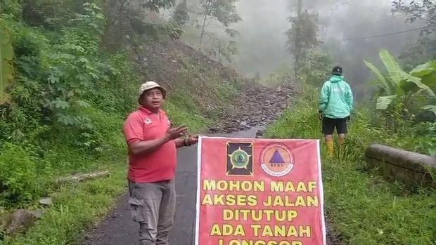 Longsor Banyumas Kondisi tanah longsor yang menutup jalan kabupaten di Sokomoyo, Kalurahan Jatimulyo, Kapanewon Girimulyo, Kulon Progo, Sabtu (25/10/2025).