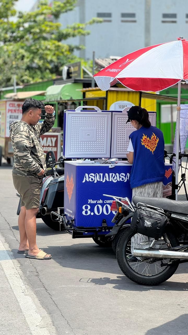 Mantan pramugari jualan kopi keliling Mantan pramugari jualan kopi keliling.