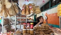 Martabak mini di Pasar Puri Indah ini digagas oleh Valencia. Ia memulai usahanya dari martabak besar, lalu berinovasi membuat versi mini. Foto: detikcom/Riska Fitria