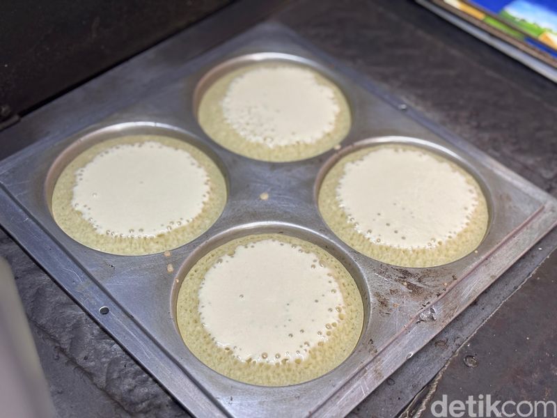 Martabak Mini Valencia Martabak Mini Valencia di Pasar Puri Indah.