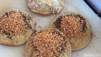Tak kalah menarik, ada gerai yang menawarkan martabak mini. Dengan harga Rp 25.000, bisa dapat 5 buah martabak mini dengan isian keju, cokelat, dan kacang. Foto: detikcom/Riska Fitria