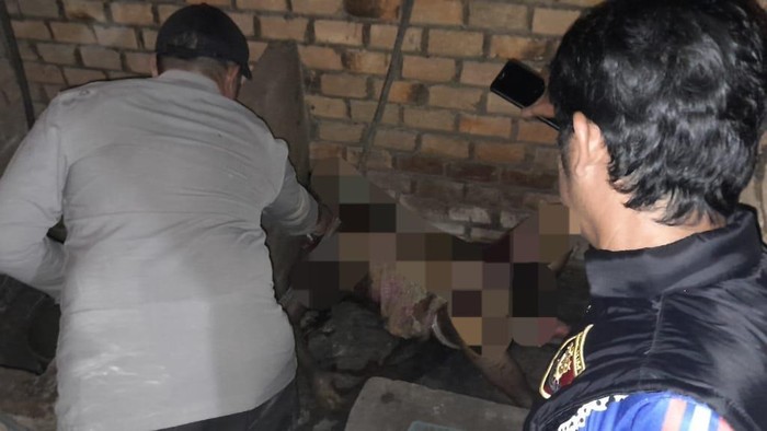 Mayat Polisi mengevakuasi jenazah korban Lamisa yang ditemukan tewas di rumahnya