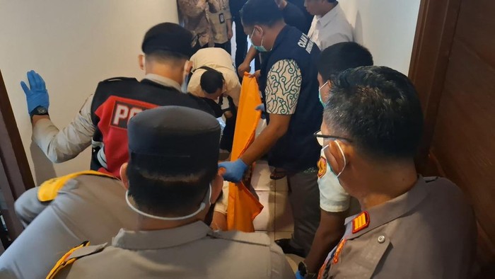 Mayat di Kamar Mandi Hotel Polisi saat mengevakuasi jasad pria yang ditemukan tewas dalam kamar mandihotel di Lubuklinggau