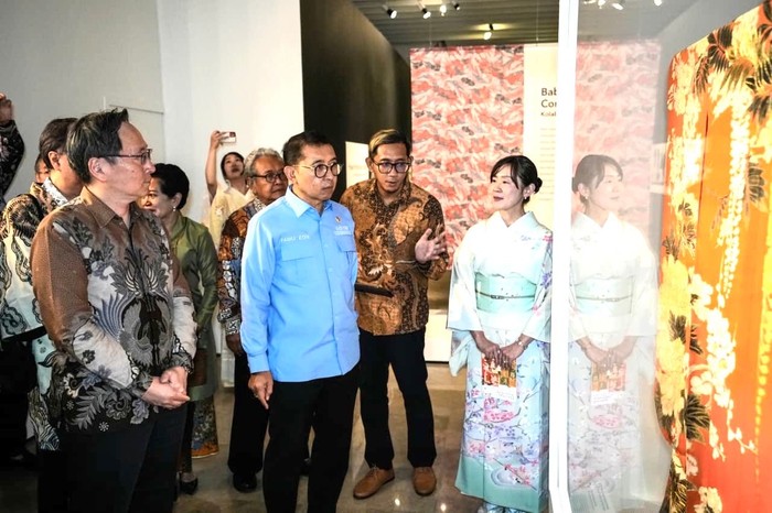 Menteri Kebudayaan RI, Fadli Zon membuka pameran Jalinan Waktu: Pewarnaan dan Tenunan Wastra Indonesia dan Jepang di Museum Nasional Indonesia.