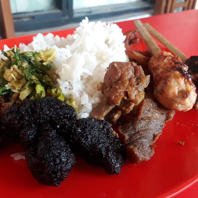 Nasi Kajeng berada di Jalan Merdeka No. 43 Bangli, Bali. (Instagram resmi @rm.nasikajeng) Nasi Kajeng berada di Jalan Merdeka No. 43 Bangli, Bali. (Instagram resmi @rm.nasikajeng)