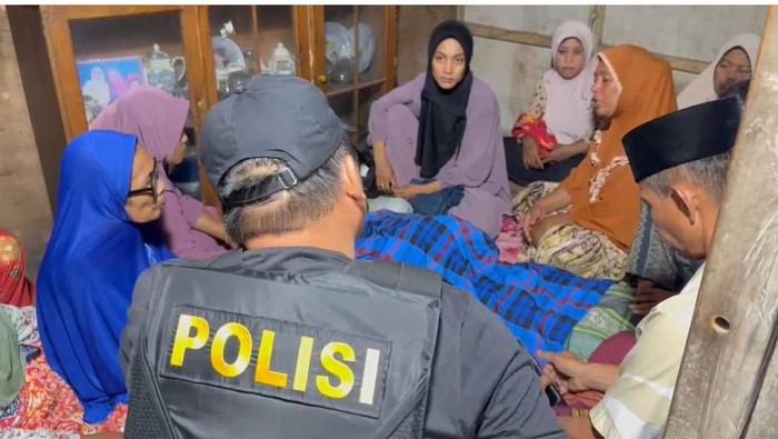 Nelayan ditemukan tewas dengan posisi kaki tersangkut di karang saat menyelam mencari ikan di perairan Pulau Tetera, Selayar. Nelayan ditemukan tewas dengan posisi kaki tersangkut di karang saat menyelam mencari ikan di perairan Pulau Tetera, Selayar.
