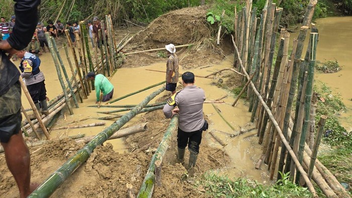 Cegah Banjir, Polresta Pati Bantu Bersihkan Sungai-Sampah