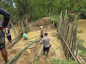 Cegah Banjir, Polresta Pati Bantu Bersihkan Sungai-Sampah