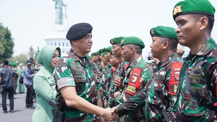 Pangdam V/Brawijaya, Mayjen TNI Rudy Saladin, M.A menyambut kedatangan prajurit Satgas Yonif 512/QY yang telah menuntaskan tugas di perbatasan Indonesia-Papua Nugini. Pangdam V/Brawijaya, Mayjen TNI Rudy Saladin, M.A menyambut kedatangan prajurit Satgas Yonif 512/QY yang telah menuntaskan tugas di perbatasan Indonesia-Papua Nugini.