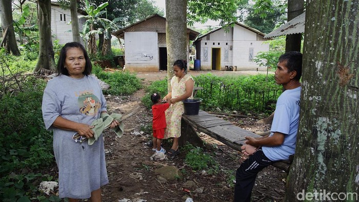 Parung Panjang Tanpa Tambang: Luka Ekonomi, Obat Lingkungan Penutupan sementara tambang di Parung Panjang membuat warga kehilangan mata pencaharian, namun menghadirkan udara lebih bersih dan lingkungan yang mulai pulih.