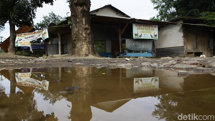 Parung Panjang Tanpa Tambang: Luka Ekonomi, Obat Lingkungan Penutupan sementara tambang di Parung Panjang membuat warga kehilangan mata pencaharian, namun menghadirkan udara lebih bersih dan lingkungan yang mulai pulih.