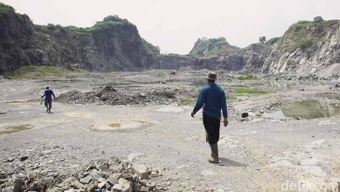Penutupan sementara tambang di Parung Panjang membuat warga kehilangan mata pencaharian, namun menghadirkan udara lebih bersih dan lingkungan yang mulai pulih.