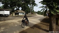 Saat melintas pukul 09.00 WIB, terasa  cuaca berasa lebih adem, minim debu, polusi berkurang, mata tidak perih. Jalanan lebih lengang selain dipecahkan oleh keramaian warga menuju stasiun atau ke sekolah.