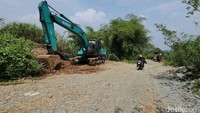 Ekskavator yang biasanya digunakan untuk aktivitas pertambangan kini terparkir dan berhenti beroperasi. Kebijakan tidak bisa memuaskan semua pihak, ada yang terancam dan ada yang terlindungi. Ada yang senang dan ada yang bersorak bertepuk tangan.