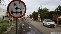 Namun itu baru babak pertama. Babak selanjutnya, masih berlokasi di tempat serupa, jalanan terlihat lebih manusiawi. Tak ada antrean truk material yang berjejal di jalanan rusak. Kebisingan jauh berkurang sehingga stres dan depresi menurun. Keselamatan berkendara berpotensi meningkat karena pengendara tidak harus adu fisik dengan truk raksasa.