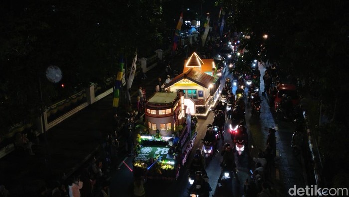 Pawai mobil hias merayakan Hari Jadi Kota Bandung (HJKB) ke-215, Sabtu (25/10/2025). Pawai mobil hias merayakan Hari Jadi Kota Bandung (HJKB) ke-215, Sabtu (25/10/2025).