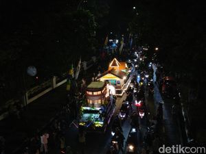 Gemerlap Malam Bandung dengan Pawai Mobil Hias di HJKB ke-215