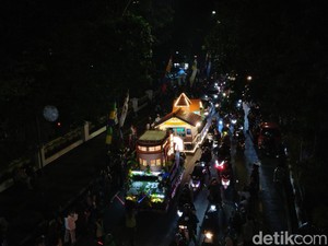 Gemerlap Malam Bandung dengan Pawai Mobil Hias di HJKB ke-215