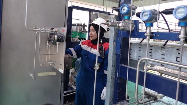 Pekerja perempuan di Kilang Plaju, Nadia, saat mengecek mesin produksi Polypropylene. Pekerja perempuan di Kilang Plaju, Nadia, saat mengecek mesin produksi Polypropylene.