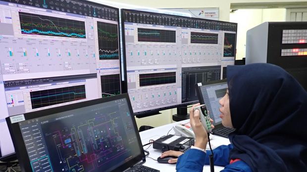Pekerja perempuan di Kilang Plaju, Yasmin, saat memonitor produksi Polypropylene di gendung kendali. Pekerja perempuan di Kilang Plaju, Yasmin, saat memonitor produksi Polypropylene di gendung kendali.