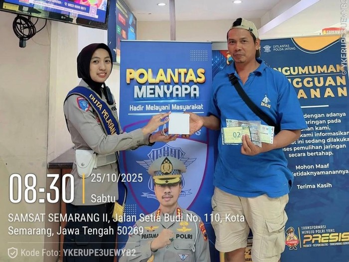 Pemkot Semarang Anggota Polri Duta Pemandu Pelayanan Samsat II Kota Semarang memberi suvenir kepada warga yang taat membayar pajak. Foto diunggah Sabtu (25/10/2025).