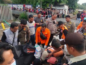 Pemotor Tewas Setelah Terserempet Kereta di Margorukun Surabaya