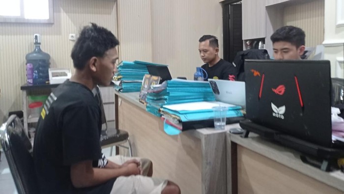 Pemuda Jember yang memerkosa mahasiswi. Korban sempat mengadu ke Kades tapi malah disarankan menikahi pelaku. Pemuda Jember yang memerkosa mahasiswi. Korban sempat mengadu ke Kades tapi malah disarankan menikahi pelaku.