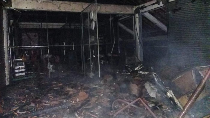 Penampakan kios di Pasar Seni Gabusan Bantul hangus terbakar. Penampakan kios di Pasar Seni Gabusan Bantul hangus terbakar, Jumat (24/10/2025) malam.