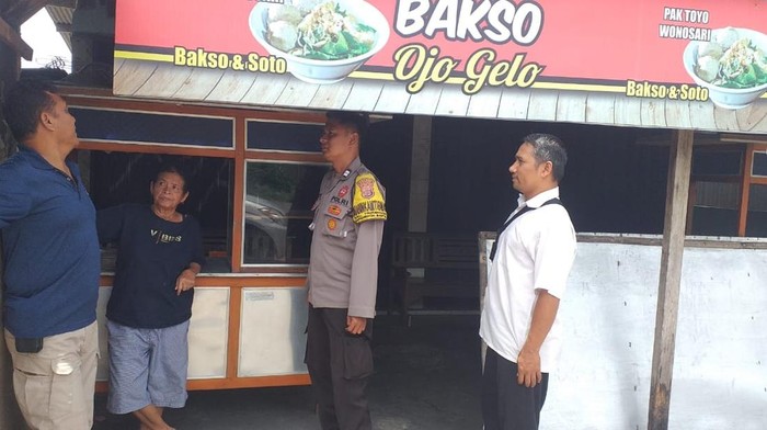 Pencurian di Bantul Polisi saat melakukan olah TKP kasus pencurian mobil yang menimpa penjual bakso di Bakulan, Trirenggo, Bantul. Foto diunggah Sabtu (25/10/2025).