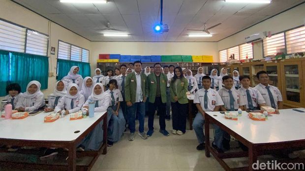 Pendidikan Politik Digital di SMAN 97 Jakarta Selatan Pendidikan Politik Digital di SMAN 97 Jakarta Selatan oleh mahasiswa S2 Ilmu Politik Universitas Pembangunan Nasional Veteran Jakarta