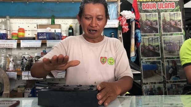 Pengolahan Paving Limbah Plastik di Palangka Raya. Foto: Ayuningtias Puji Lestari Pengolahan Paving Limbah Plastik di Palangka Raya. Foto: Ayuningtias Puji Lestari