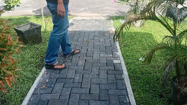 Percobaan paving dari limbah plastik. Jalan Gelatik, Kota Palangka Raya menjadi jalan pertama sebagai percontohan. Foto: Ayuningtias Puji Lestari Percobaan paving dari limbah plastik. Jalan Gelatik, Kota Palangka Raya menjadi jalan pertama sebagai percontohan. Foto: Ayuningtias Puji Lestari