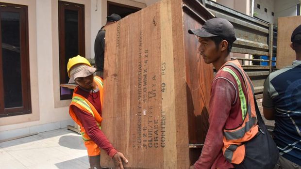 Personel Satpol PP dan DSDABM Surabaya gotong royong membantu warga terdampak normalisasi sungai ke Rusun Romokalisari.