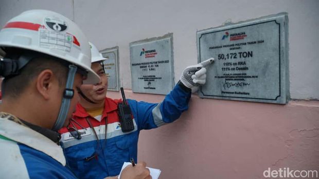 Perwira Pertamina Kilang Plaju, Ade, saat menunjukkan tugu hasil produksi Polypropylene tahun lalu. Perwira Pertamina Kilang Plaju, Ade, saat menunjukkan tugu hasil produksi Polypropylene tahun lalu.