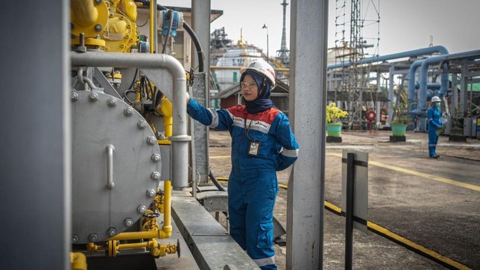 Perwira Pertamina perempuan di Kilang Plaju saat melakukan tugasnya memonitor mesin produksi Polypropylene. Perwira Pertamina perempuan di Kilang Plaju saat melakukan tugasnya memonitor mesin produksi Polypropylene.