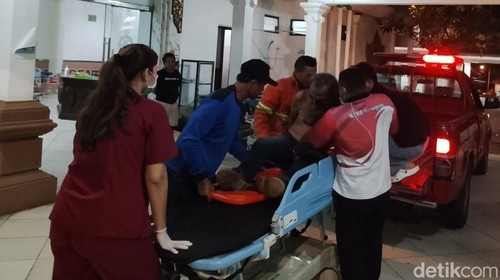 Petugas Damkar saat membawa korban jatuh ke rumah sakit, Sabtu (25/10/2025) dini hari.