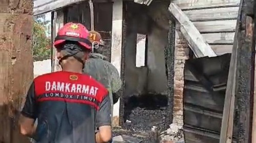 Petugas Damkarmat tengah melakukan pendinginan toko bangunan yang terbakar di Desa Teko, Kecamatan Pringgabaya, Lombok Timur, NTB, Sabtu (25/10/2025). (Dok. Damkarmat Lombok Timur)
